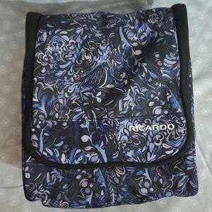 Ricardo hanging toiletry bag